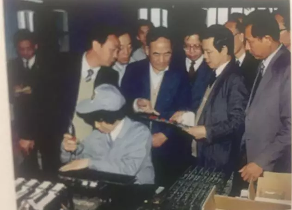 原機械工業(yè)部部長何光遠參觀西儀集團產品