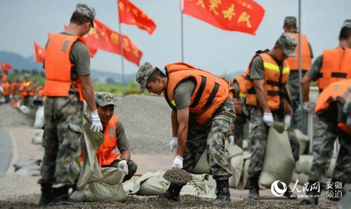 人民子弟兵在抗洪救災(zāi) 人民子弟兵在抗洪救災(zāi)