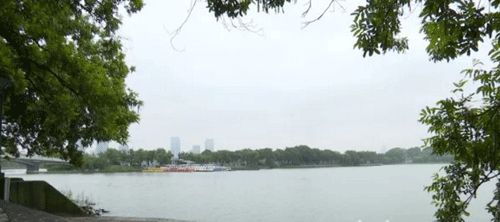 平穩(wěn)如常的玄武湖水面和堤岸 平穩(wěn)如常的玄武湖水面和堤岸