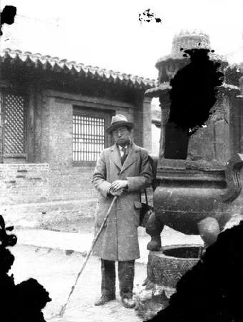 梁思成在古建筑院內 梁思成在古建筑院內