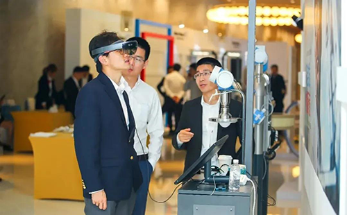 E+H用HoloLens對(duì)雷達(dá)物位計(jì)進(jìn)行指導(dǎo)和調(diào)試 E+H用HoloLens對(duì)雷達(dá)物位計(jì)進(jìn)行指導(dǎo)和調(diào)試