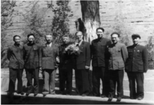 一機(jī)部副局長(zhǎng)、李慕愚、張協(xié)和羅鳳奇與蘇聯(lián)專家合影 一機(jī)部副局長(zhǎng)、李慕愚、張協(xié)和羅鳳奇與蘇聯(lián)專家合影