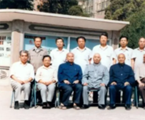 李慕愚與其他廠領(lǐng)導(dǎo)合影 李慕愚與其他廠領(lǐng)導(dǎo)合影